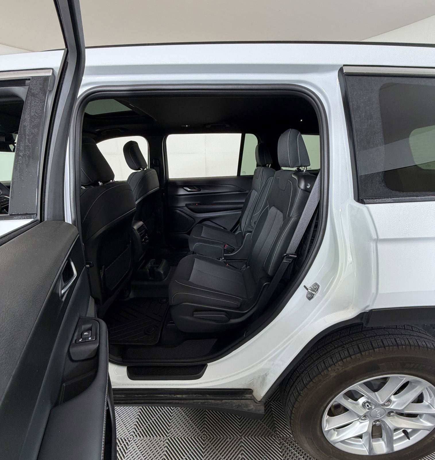 2025 Jeep Grand Cherokee L Laredo X 4x4