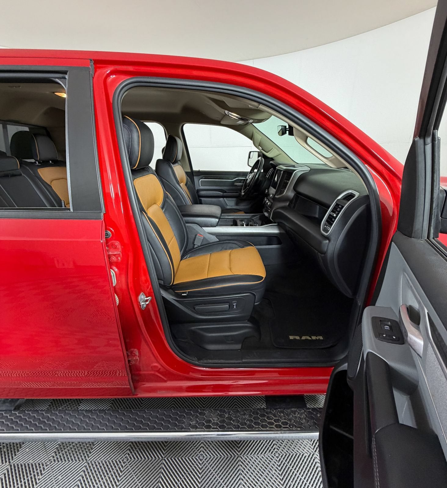2020 RAM 1500 Big Horn Crew Cab 4x4 5'7" Box
