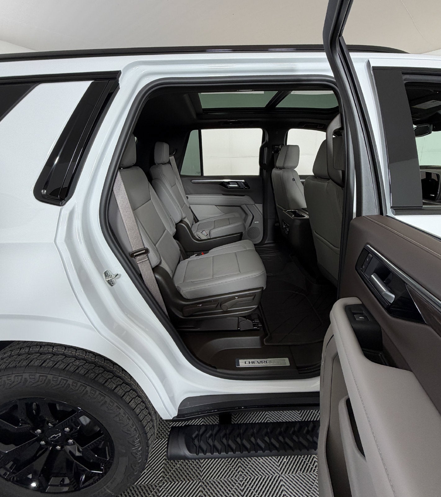 2027 Chevrolet Tahoe Z71 - Photo 6