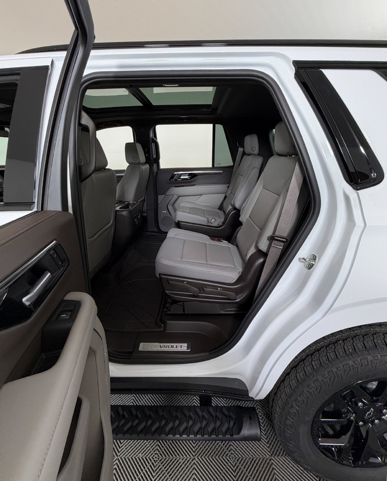 2027 Chevrolet Tahoe Z71 - Photo 9