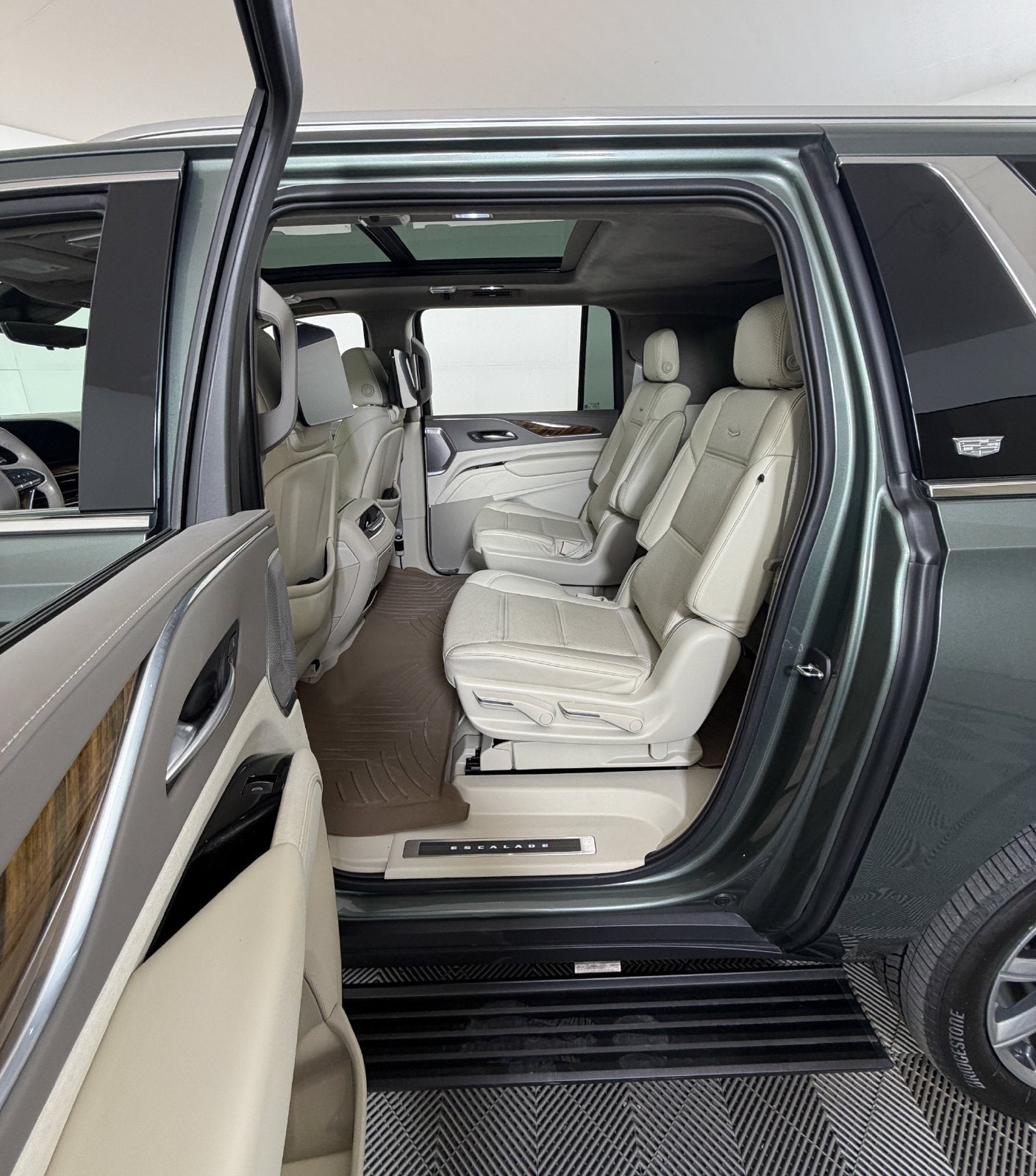 2023 Cadillac Escalade ESV 4WD Premium Luxury Platinum