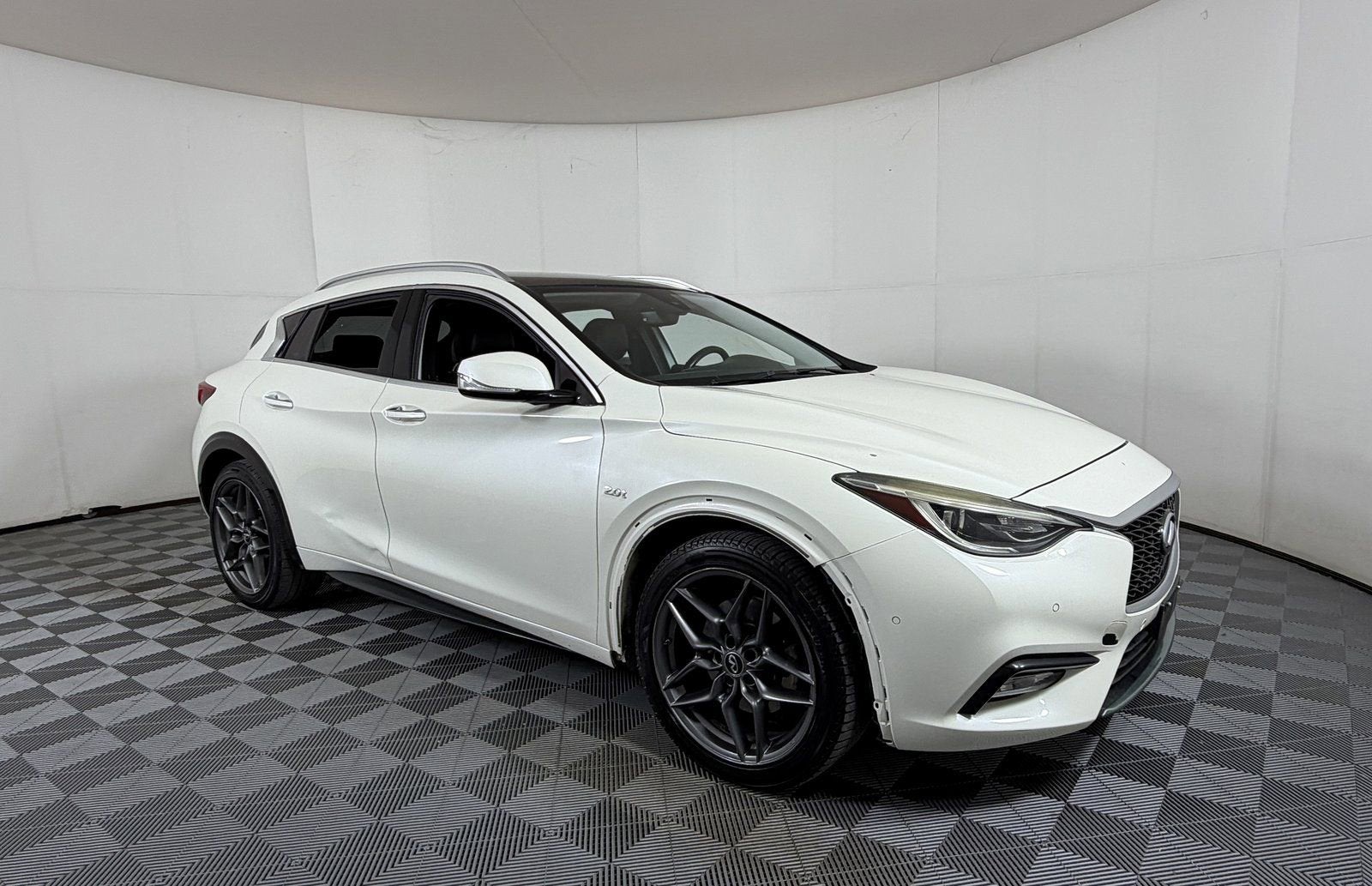 2017 INFINITI QX30 Premium