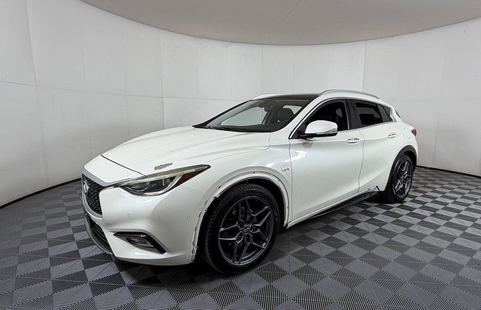 2017 INFINITI QX30 Premium