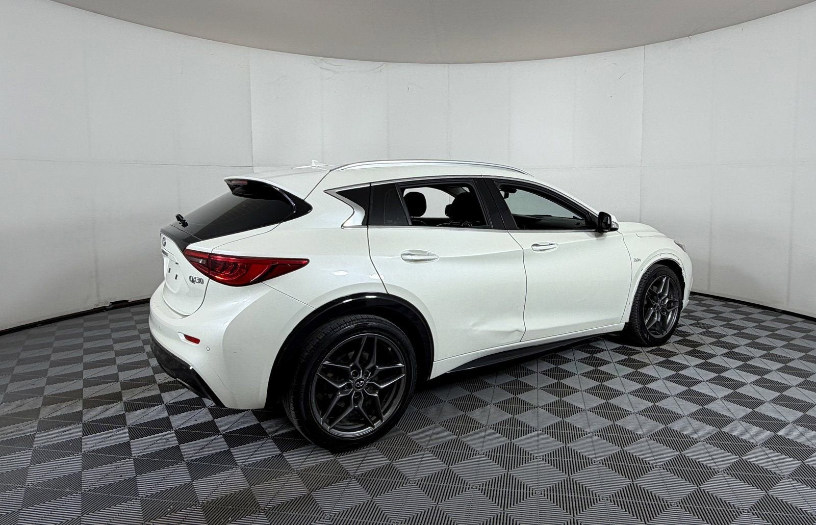 2017 INFINITI QX30 Premium