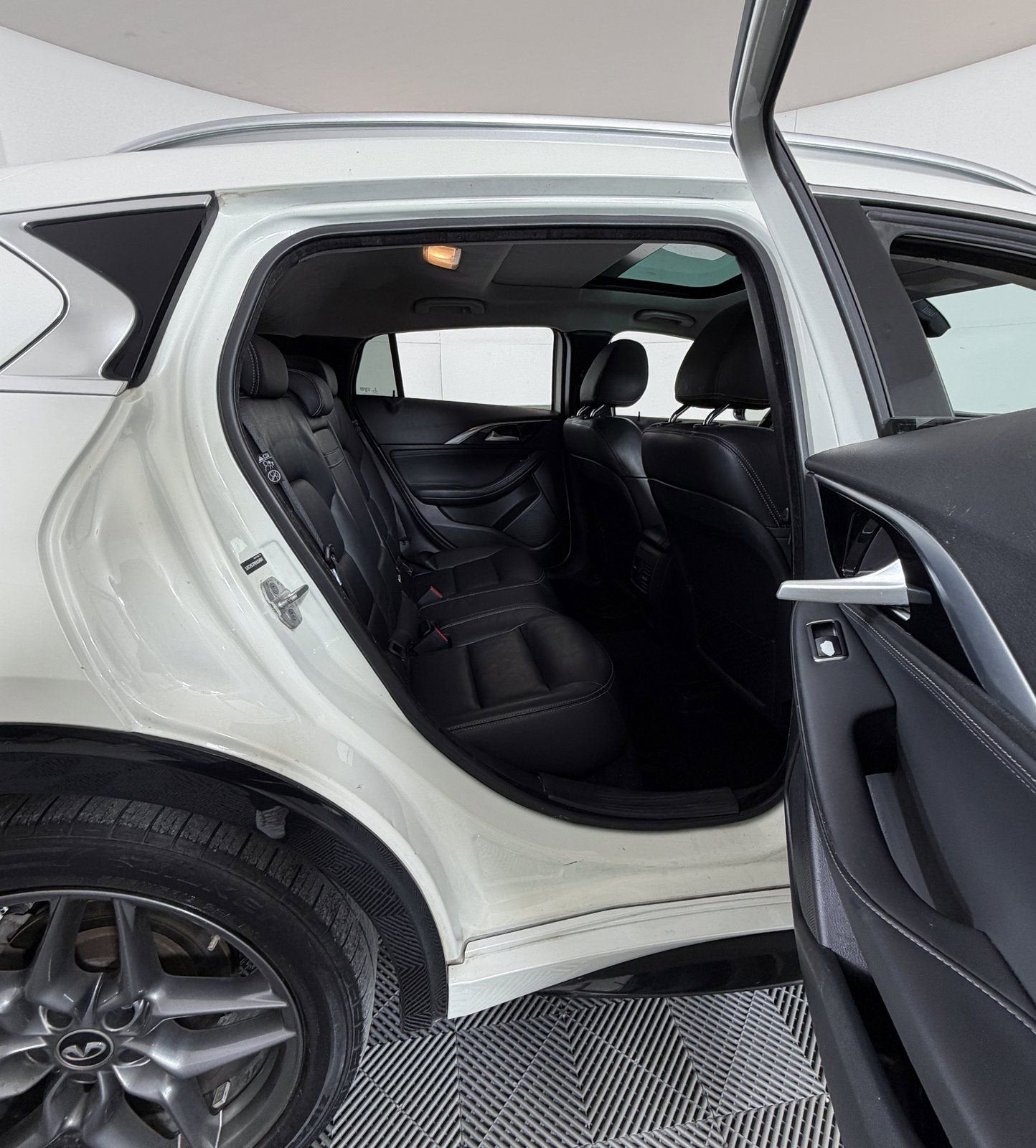 2017 INFINITI QX30 Premium