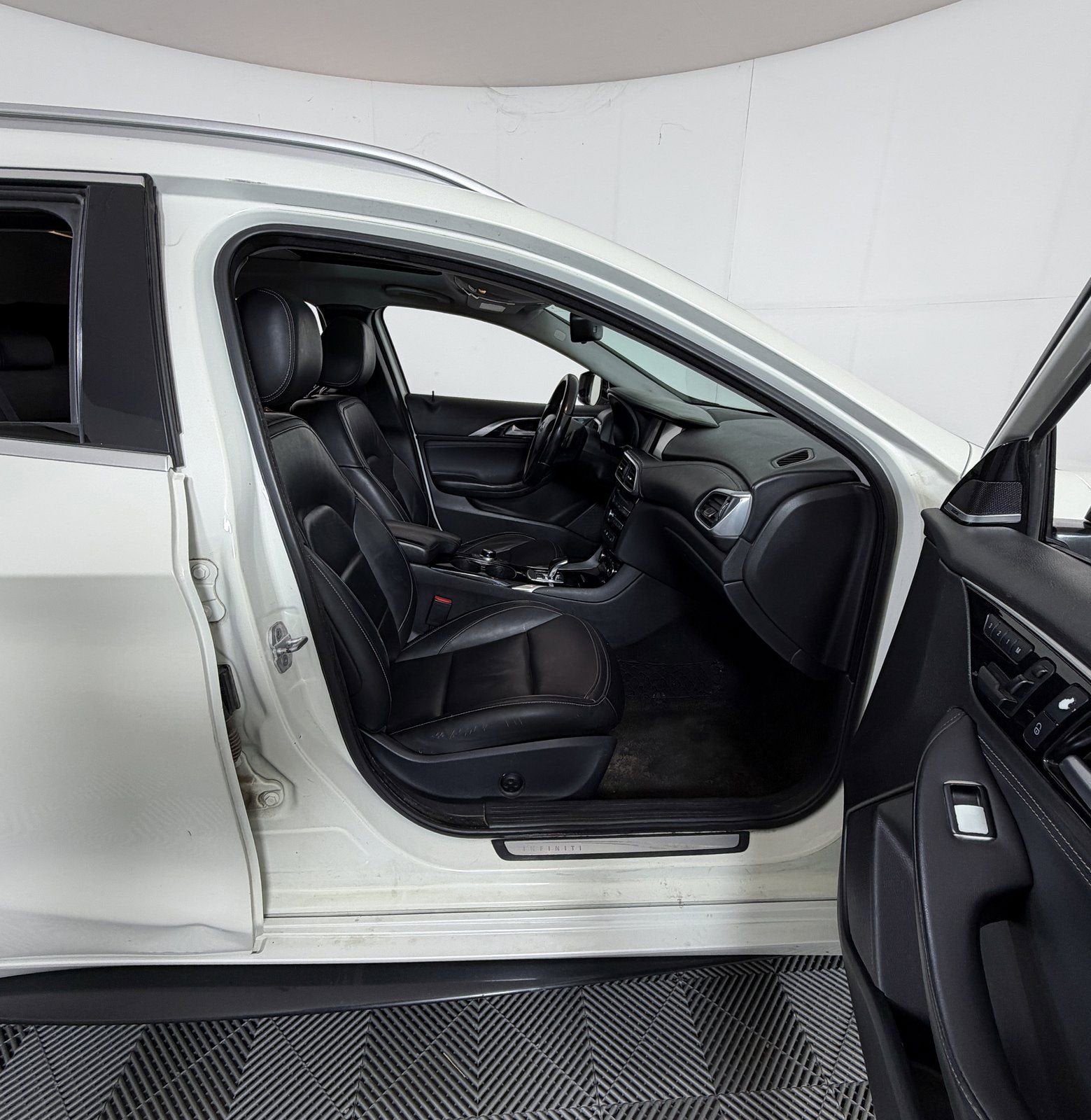 2017 INFINITI QX30 Premium