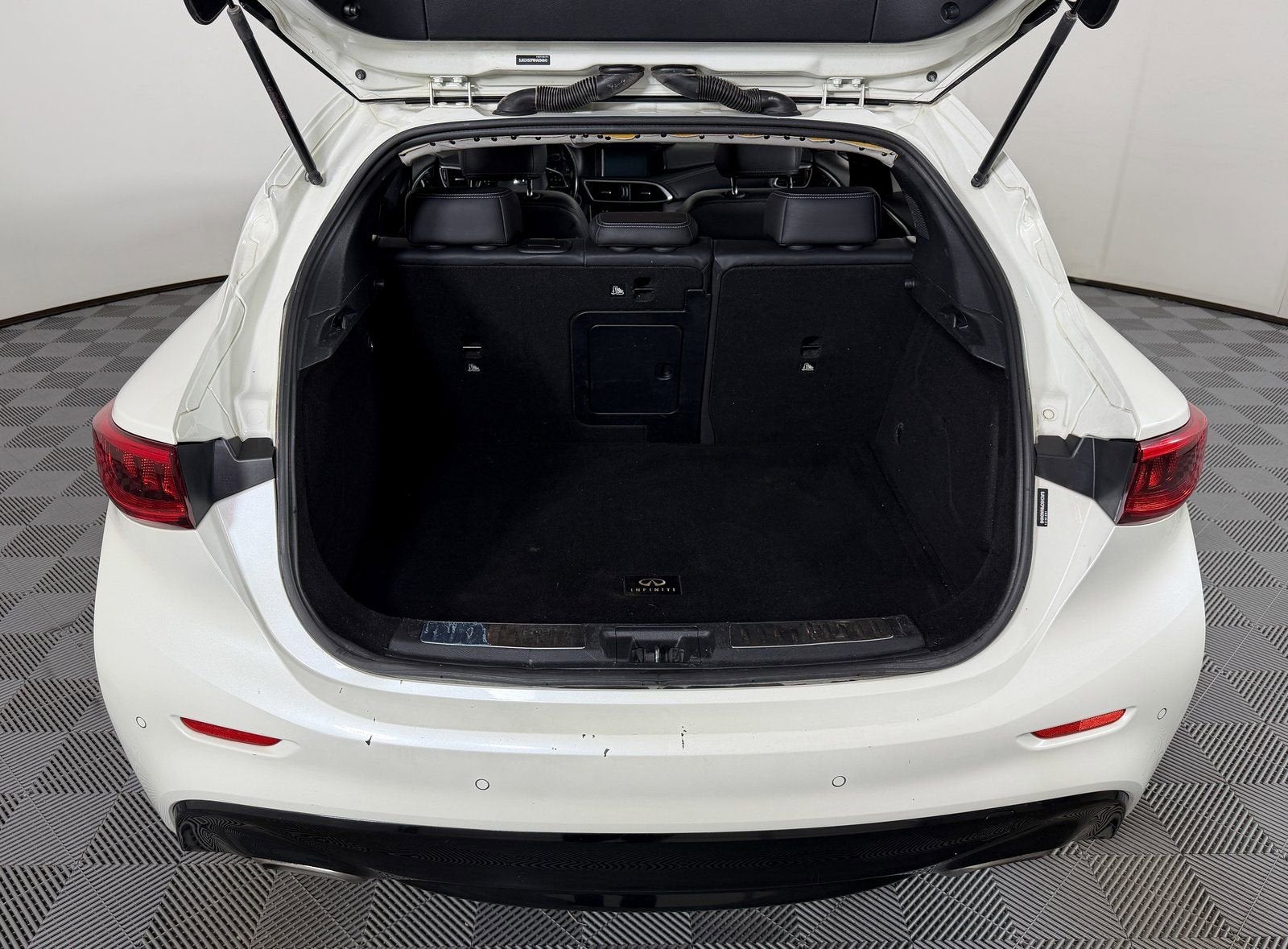 2017 INFINITI QX30 Premium