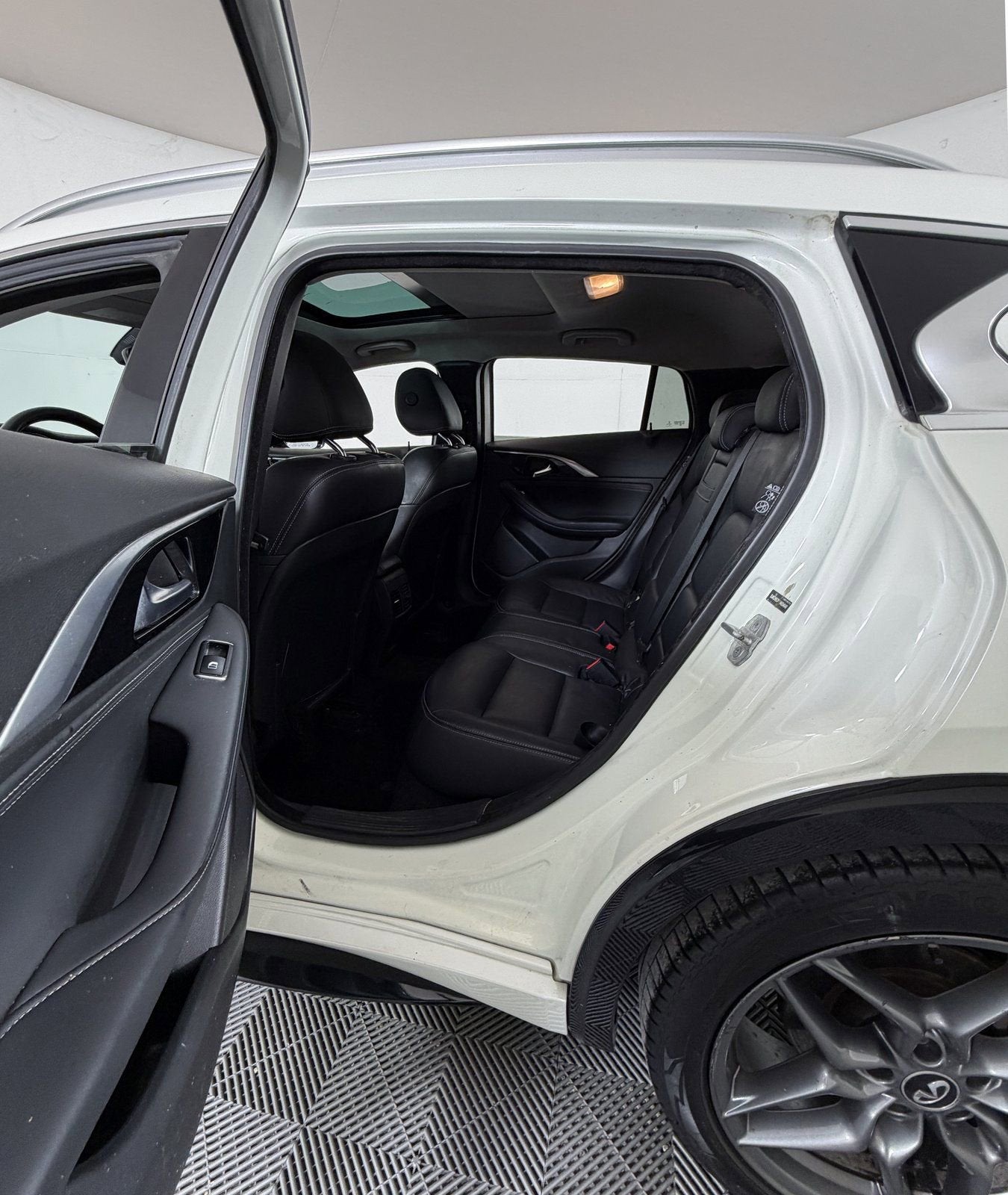 2017 INFINITI QX30 Premium