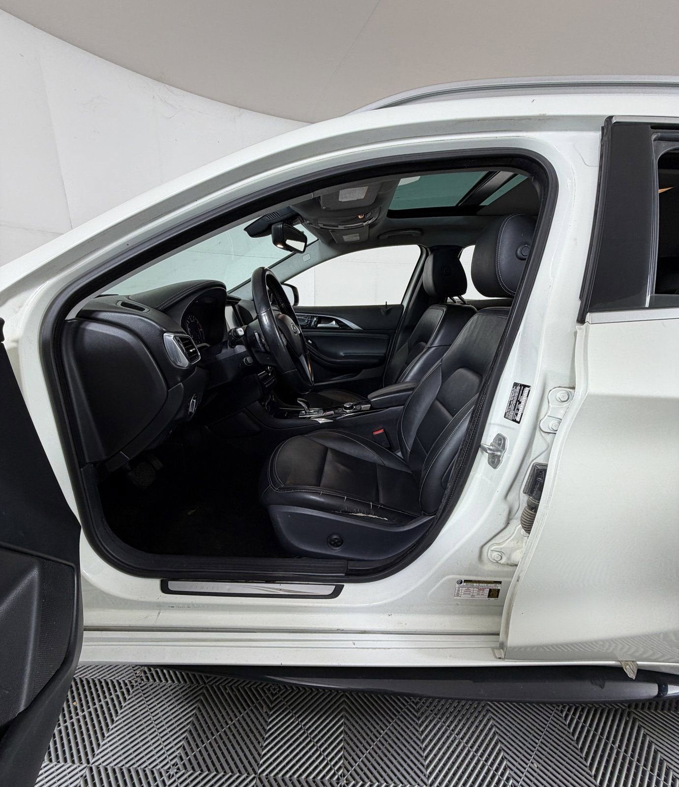 2017 INFINITI QX30 Premium